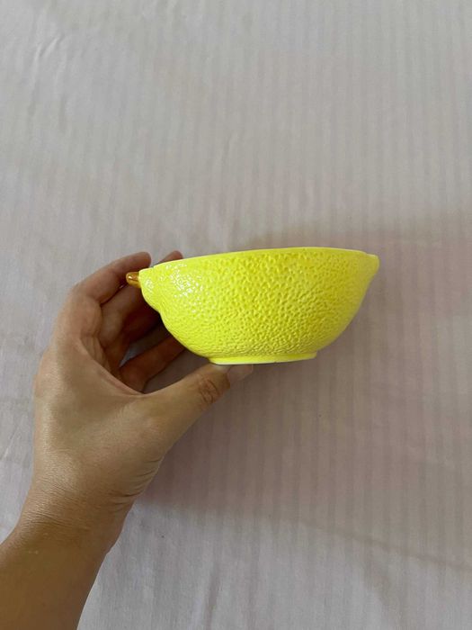 Taça de cerâmica em forma de limão, amarela