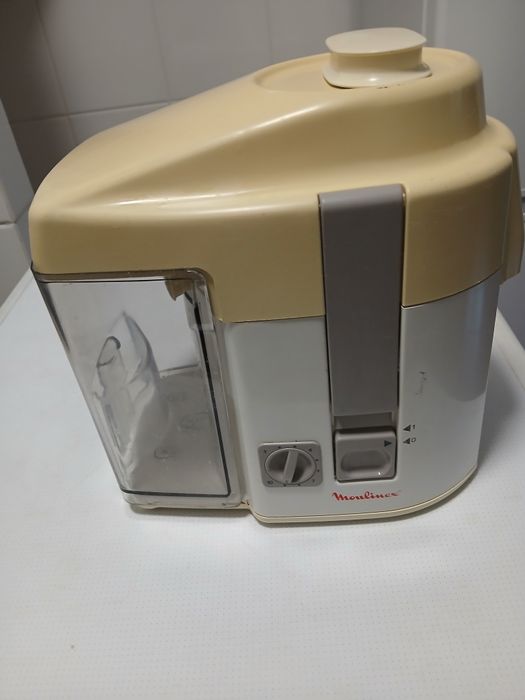 Maquina de fazer sumos e polpas e ainda retira cascas da fruta Molinex