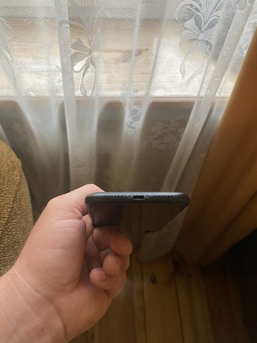 Продам iPhone XR 64GB Black (тріснута заднє скло)