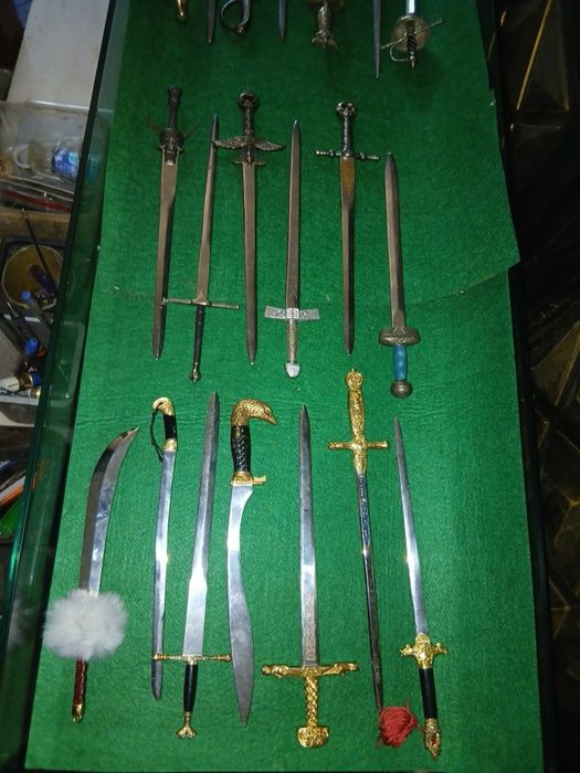 Colecao 20 Espada minitura por 200 €