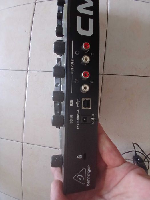 Mesa Controlo de DJ Behringer CMD Studio 4A