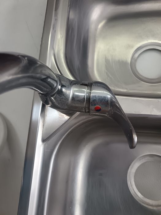 Pia de cozinha com duas pias e torneira