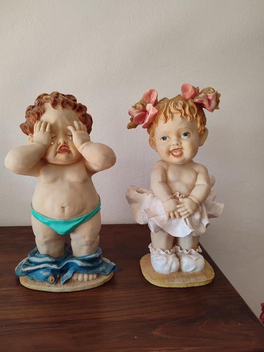 Casal de meninos em resina