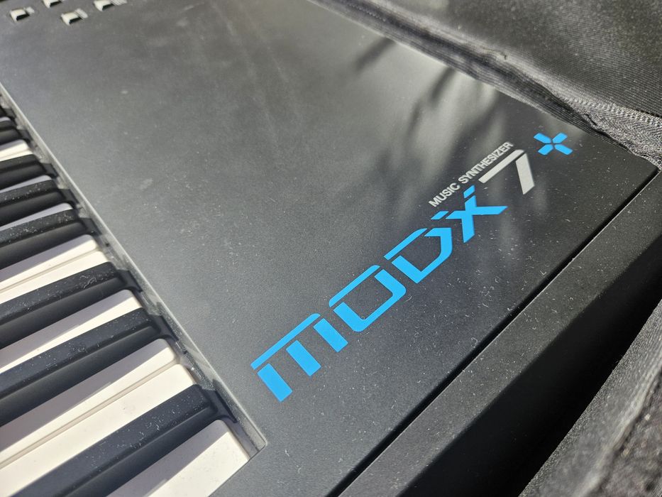 Syntezator YAMAHA MODX7+ Pokrowiec zasilacz