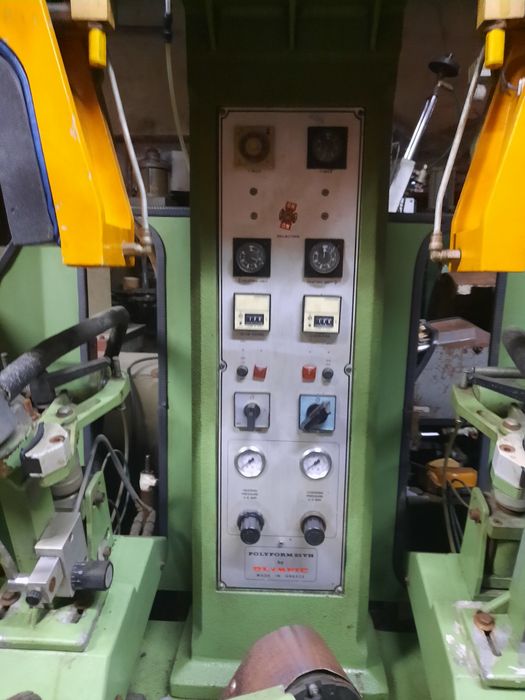 Máquina de moldar testeiras e contrafortes