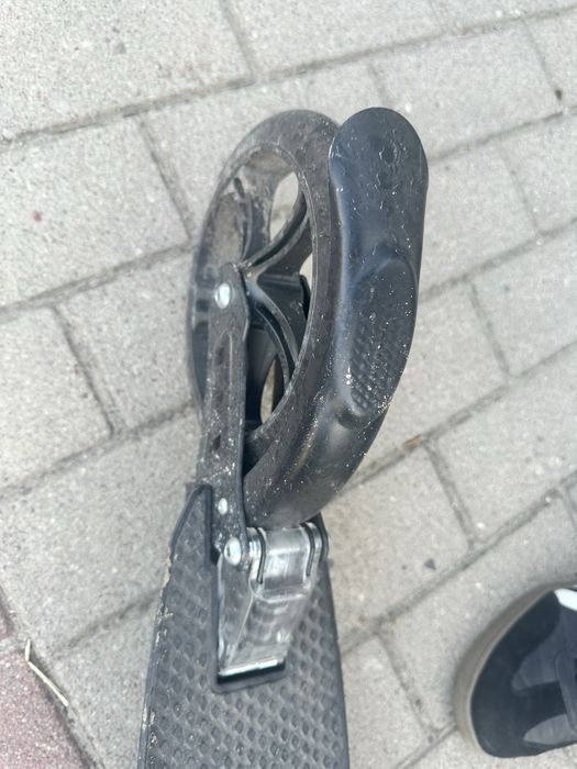 Hulajnoga z hamulcem tarczowym i nożnym