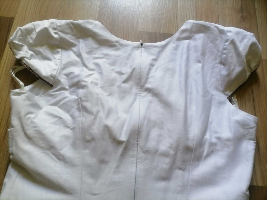 Biała sukienka w kwiaty 44