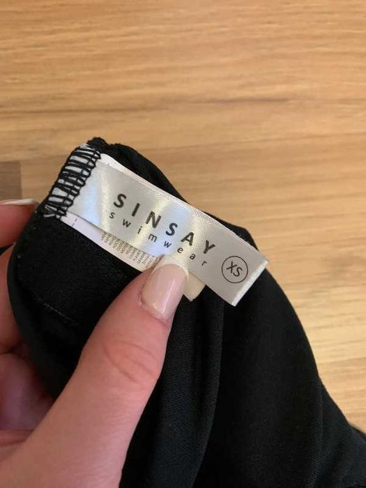 czarny jednoczęściowy strój kąpielowy sinsay