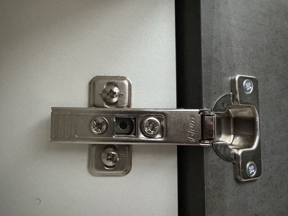 Wyspa kuchenna wraz z krzesłami typu hoker