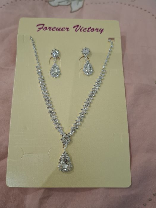 Conjunto colar e brincos pendente gota  em brilhantes 
Novos