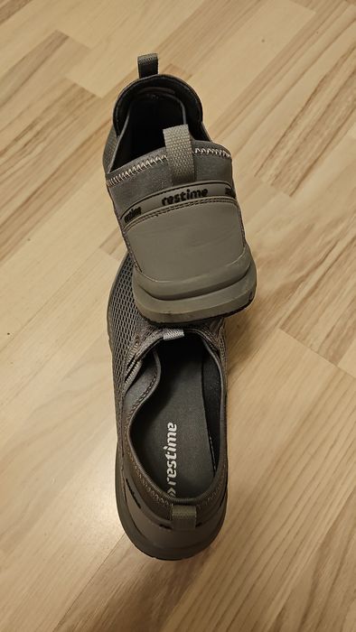 Чоловічі кросівки 43 розміру.