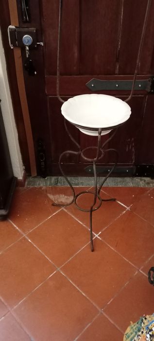 Lavatório antigo em ferro forjado com bacia