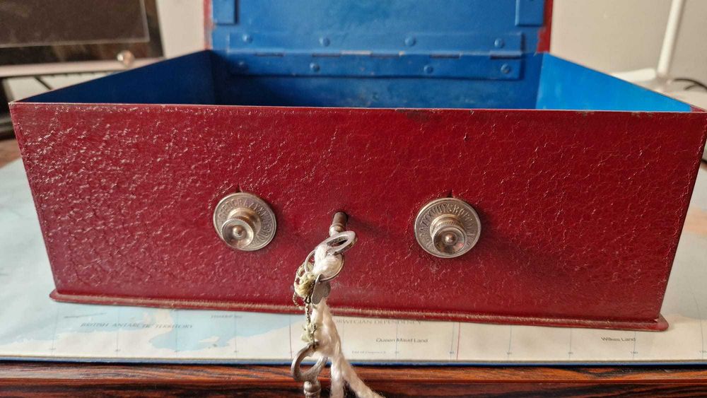 Cofre com código e chave