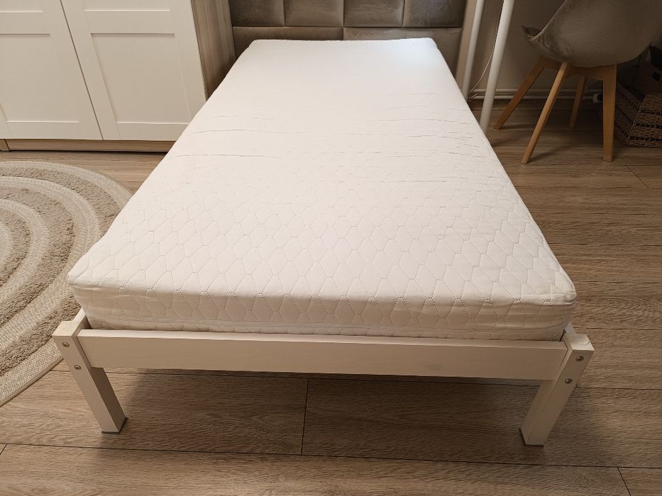 Sprzedam łóżko z materacem.