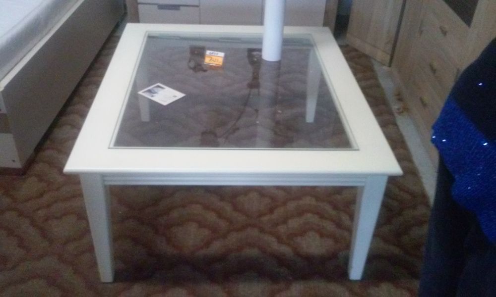 stolik kwadratowy z drewna cedrowego w kolorze kości słoniowej