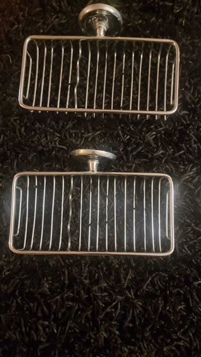 Toalheiros  e outros materias de WC curvos em inox usados