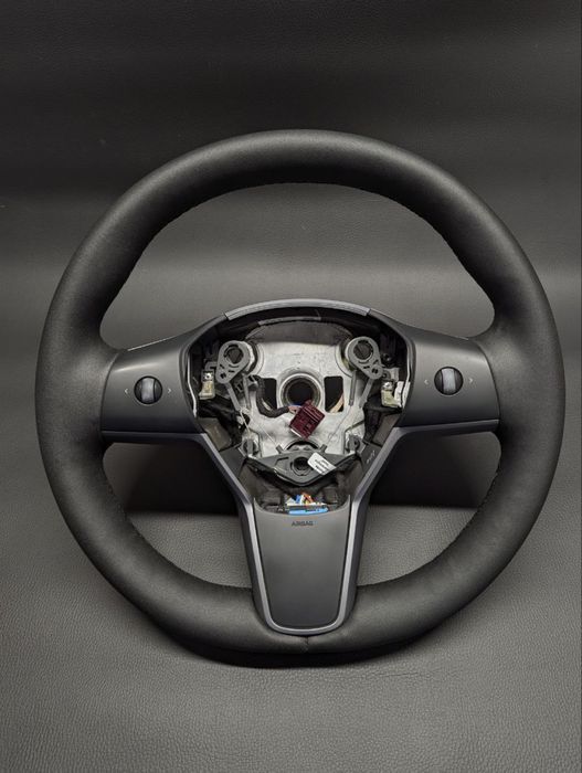 Перетягнуте кермо Tesla