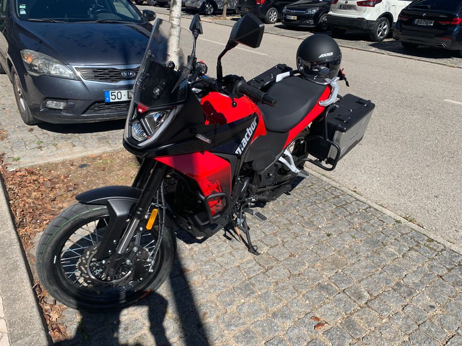 Moto semi nova , com 1000km