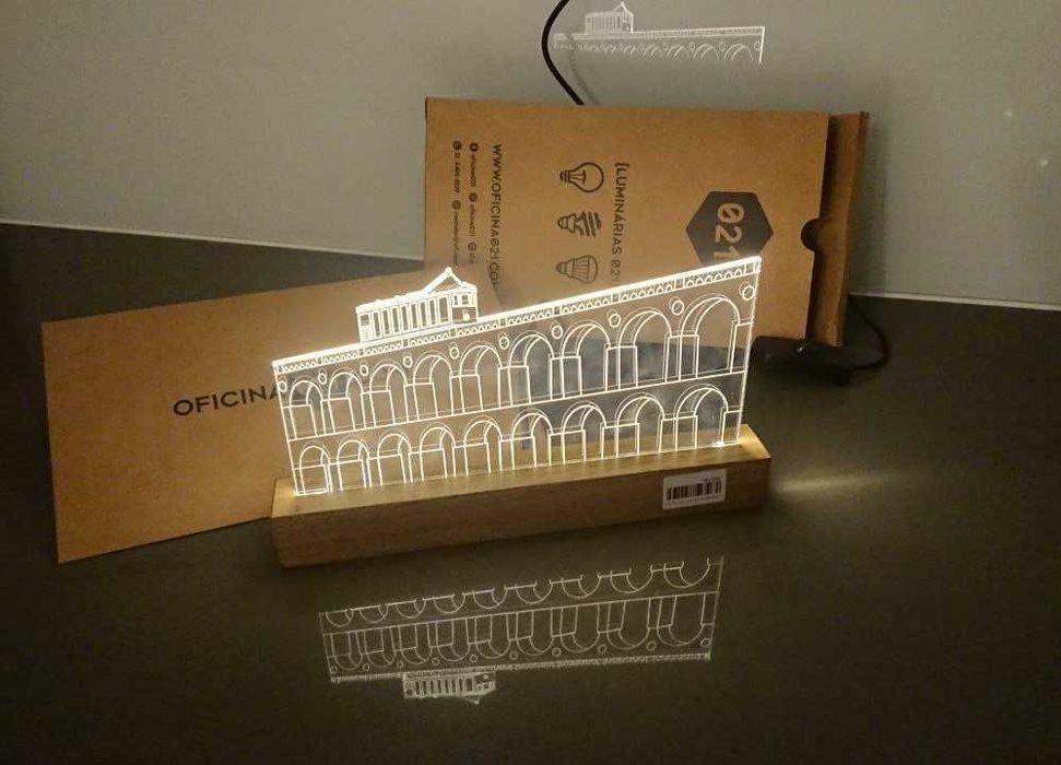 Candeeiro decorativo em acrílico e madeira