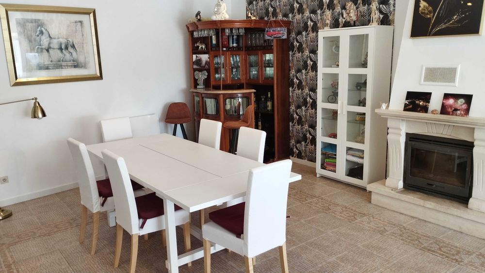 mesa extensivel branca com seis cadeiras brancas