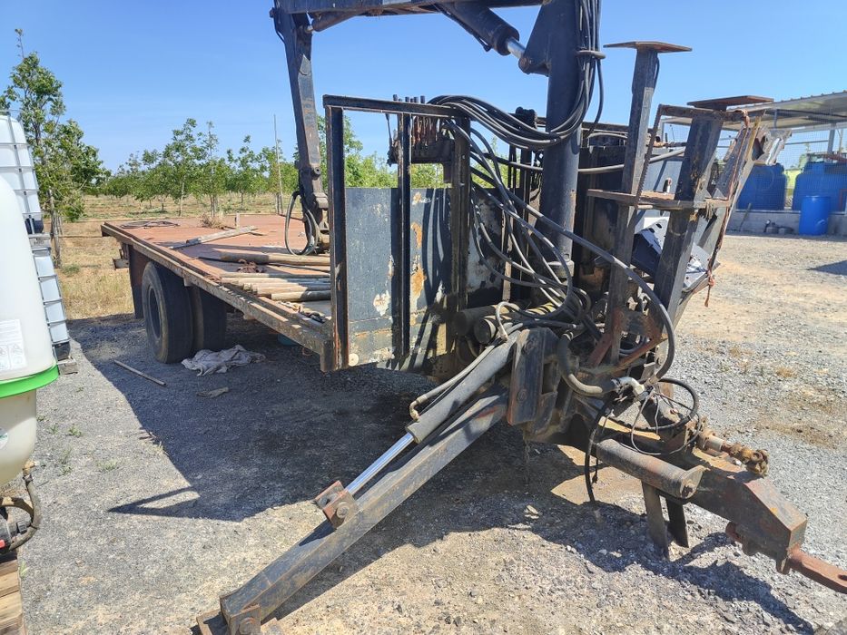 Reboque florestal com grua