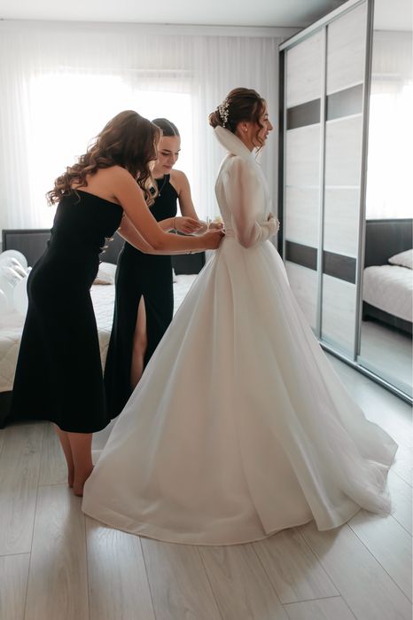 Весільна ніжна сукня