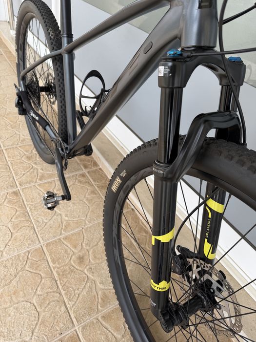 Bicicleta de BTT muito bem equipada