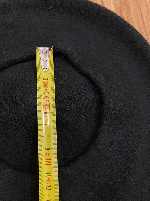 Beret czarny z puszkiem