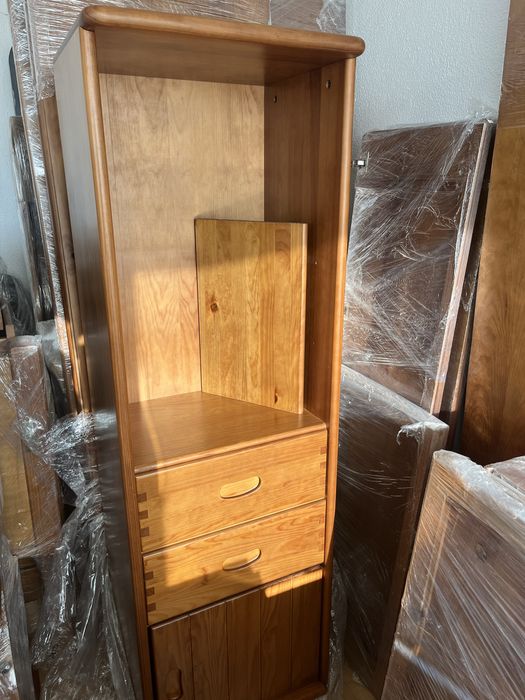 Movel em pinho mel com prateleiras e gavetas