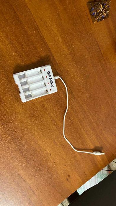 Працюючий пристрій для заряджання акумуляторів та батарейок