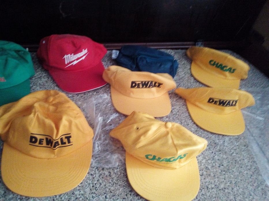 Conjunto de Bonés Diversos