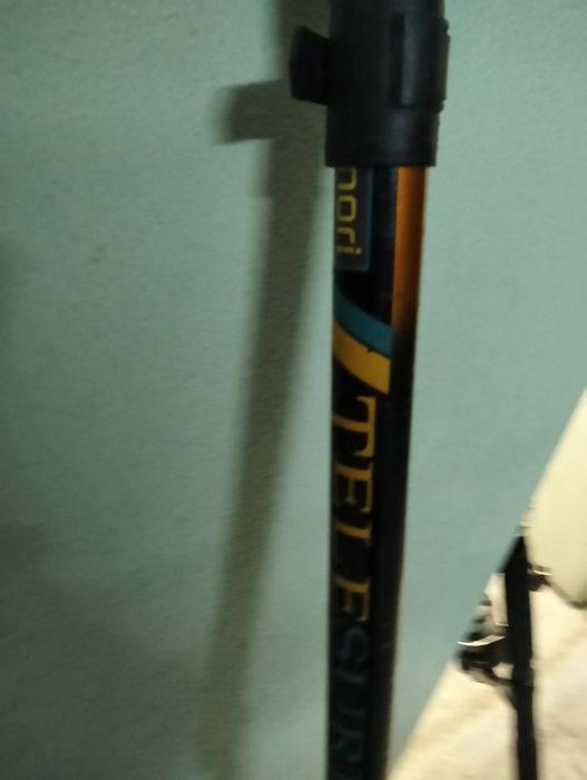 Três Canas de pesca e respetivo material de pesca