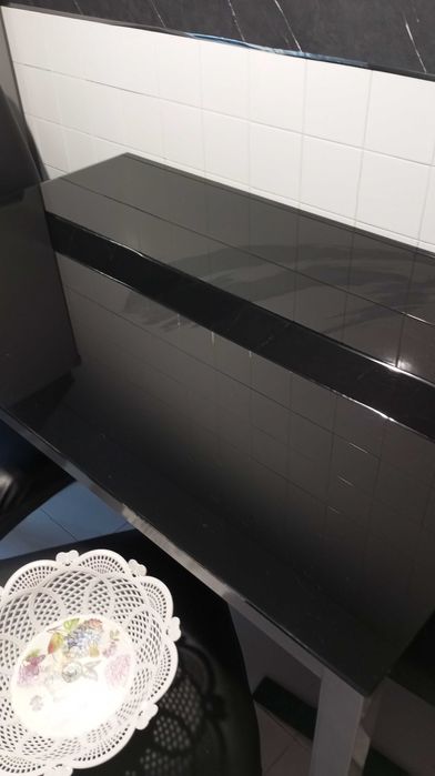 Vendo mesa de vidro com 4 cadeiras em pele sintética