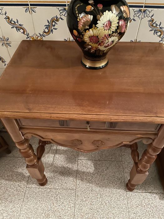 Consola em madeira de castanho