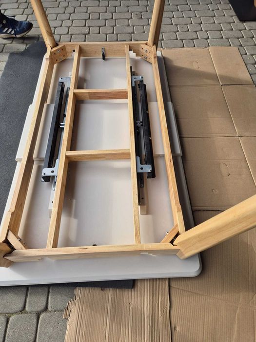 Nowoczesny stół z blatem ceramicznym