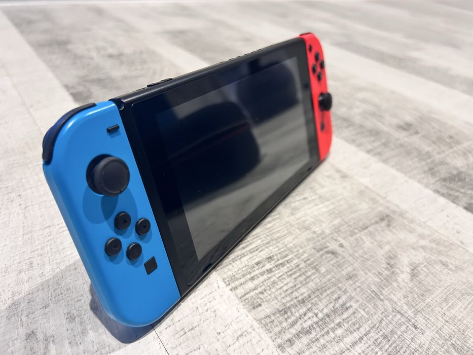 Sprzedam konsolę Nintendo Switch LCD SD128GB + Mario kart 8