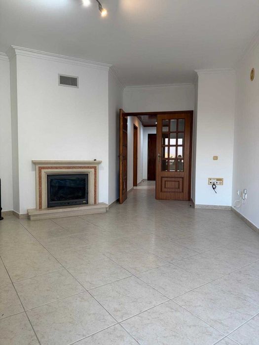 T2 Solarengo (Sul) com 2 WC, 2 Varandas, Vista Rio Sado e Lareira (Sem Mobília)