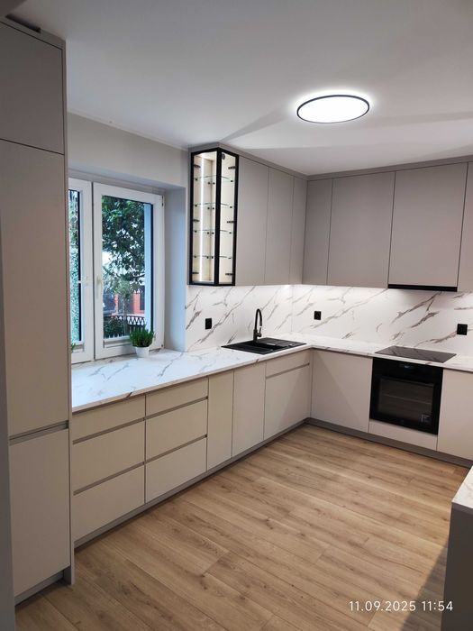 Meble na wymiar, montaż mebli sklepowych