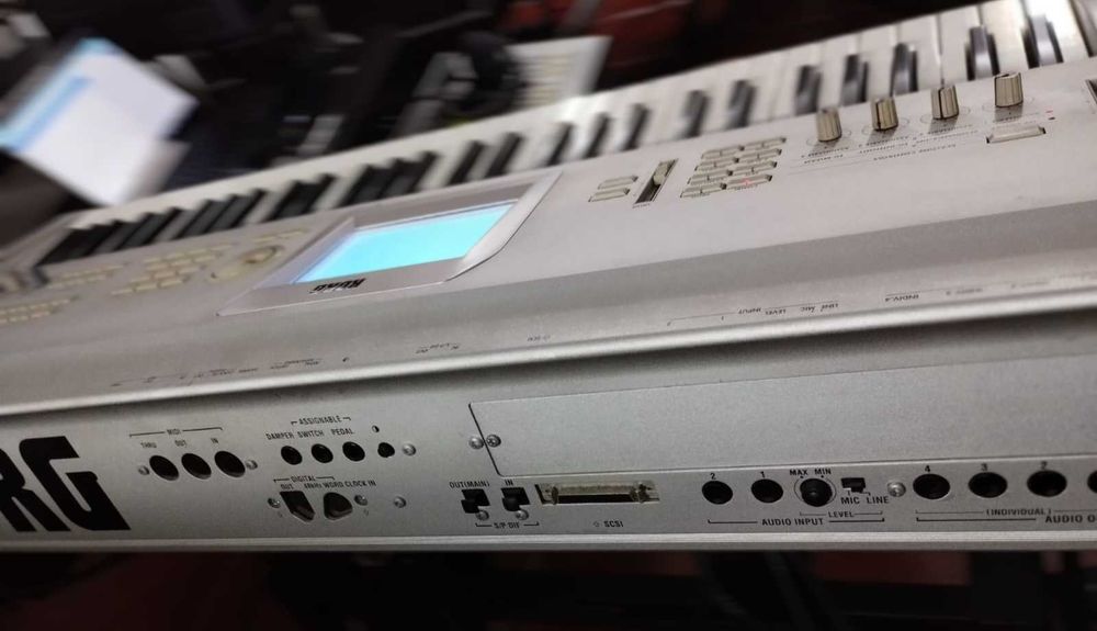 Sintetizador Korg Triton Studio com extras