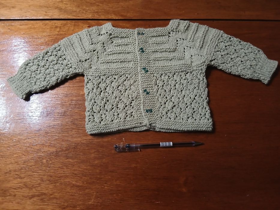 Casaco de bebé em tricô à mão sem costutas