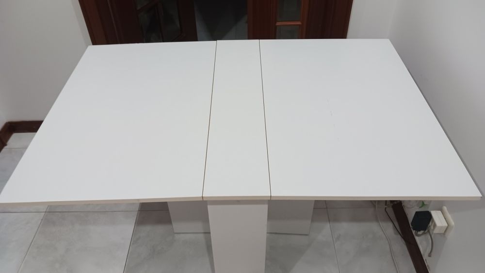 Mesa branca dobrável em 3