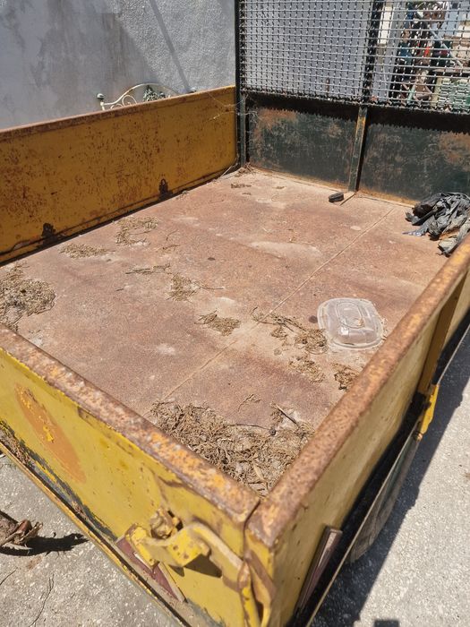 Reboque atrelado agricola basculante