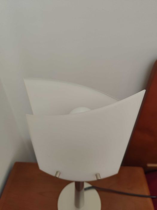 Candeeiro de teto e mesa de cabeceira