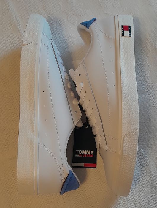 Tênis brancos da Tommy Jeans