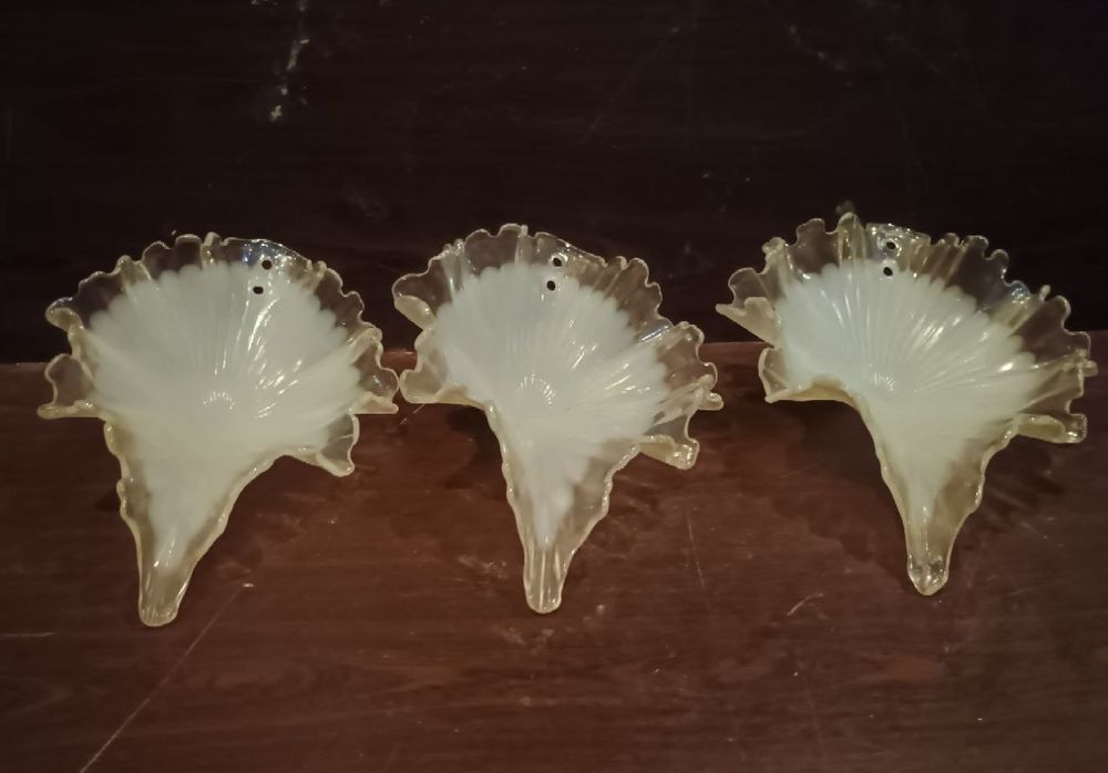 Три стеклянных плафона