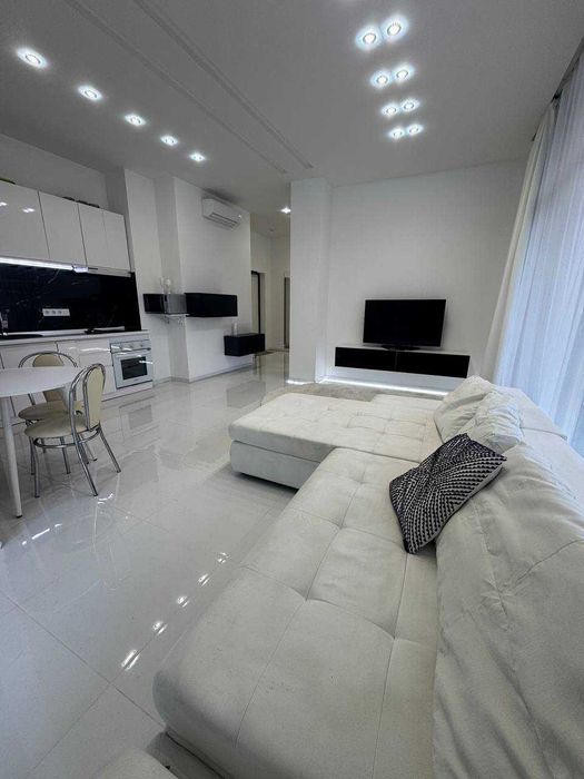 В продаже квартира в новом доме. Кухня-гостиная и спальня.