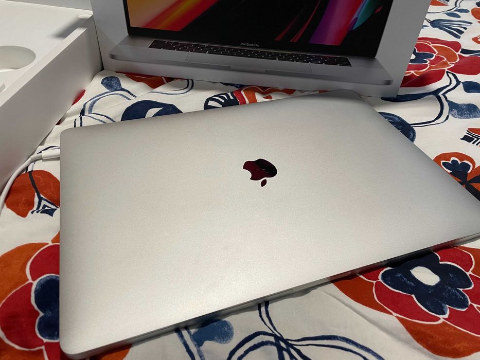 Apple MacBook Pro 16" / i7 / 32 GB / Radeon Pro 5500M 4GB / 512 GB SSD