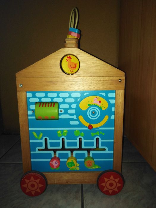 Domek drewniany kostka edukacyjna na kółkach