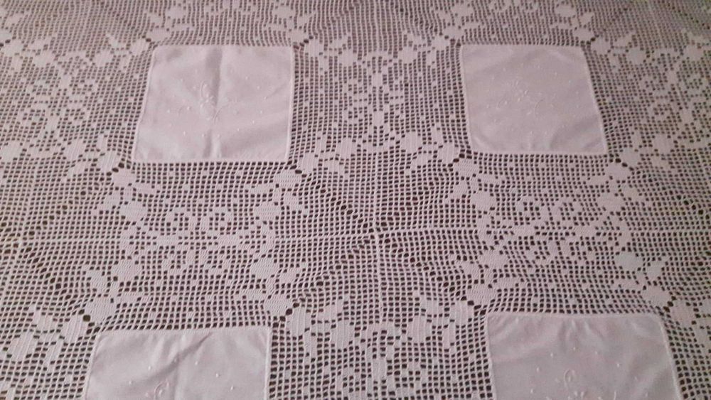 Toalha de mesa em linho e croché feita a mão