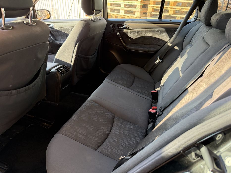 Mercedes-Benz C 220 — fotografia 8